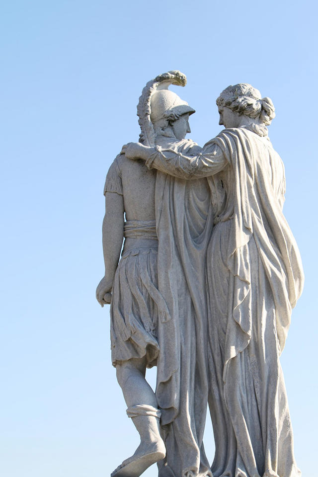 Статуя Александра Македонского и его матери Олимпии. Дворцовый парк Шёнбрунн, Вена, Австрия