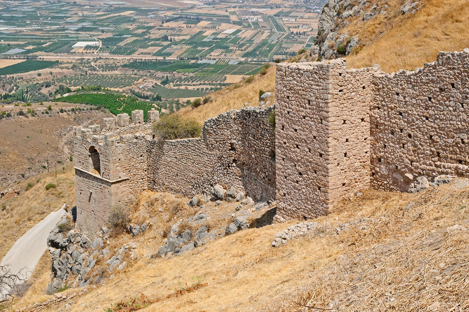 Древняя крепость Коринфа на фоне виноградников