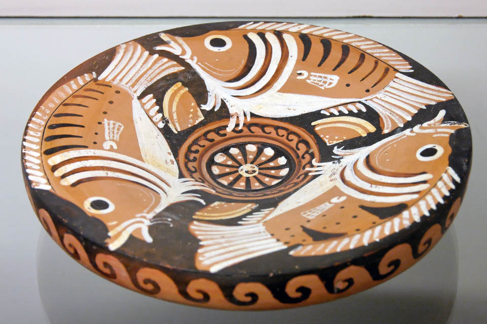 Три морских окуня, Апулийское краснофигурное рыбное блюдо, ок. 340-320 г. до н. э., Британский музей