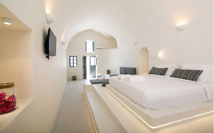 Grand Suite with Caldera View & Outdoor Hot Tub - Private Terrace