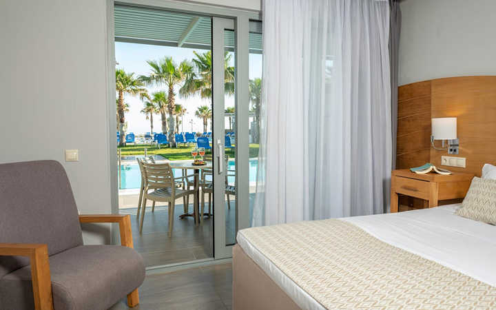 Suite Sea View sharing pool