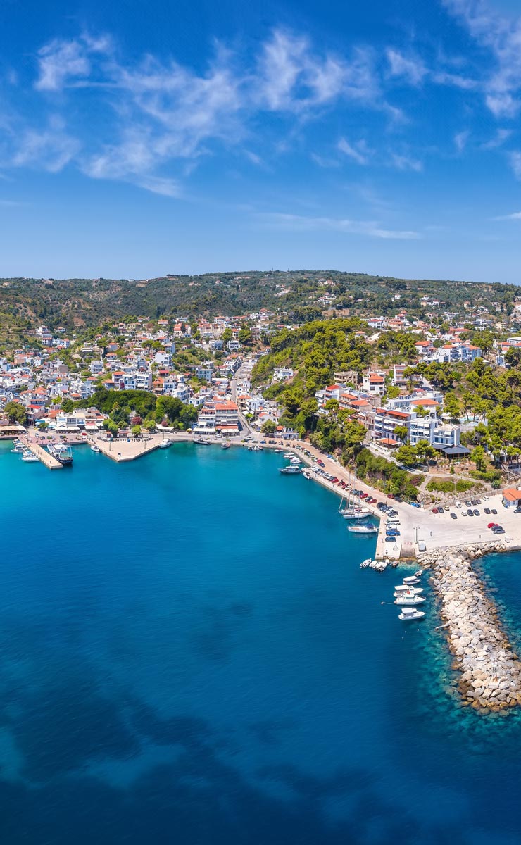 Главный паромный порт Патитири на острове Алониссос, Спорады